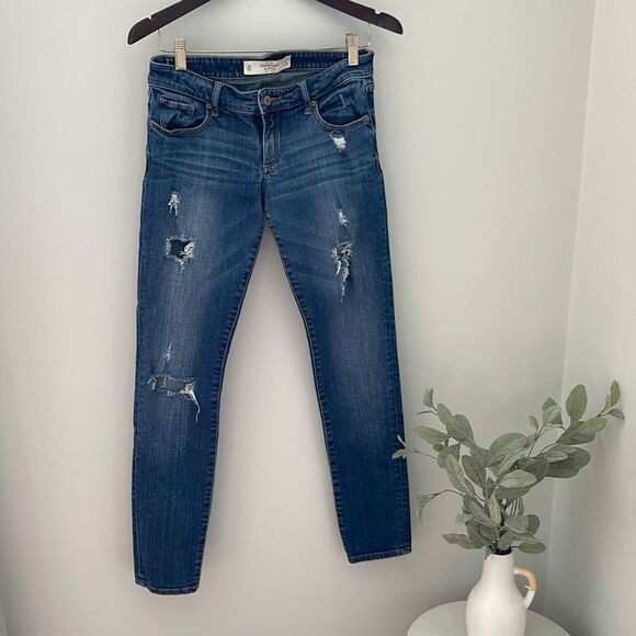 Abercrombie and Fitch Denim Jeans. Size 4R
Distressed, medium wash - Picture 7 of 8